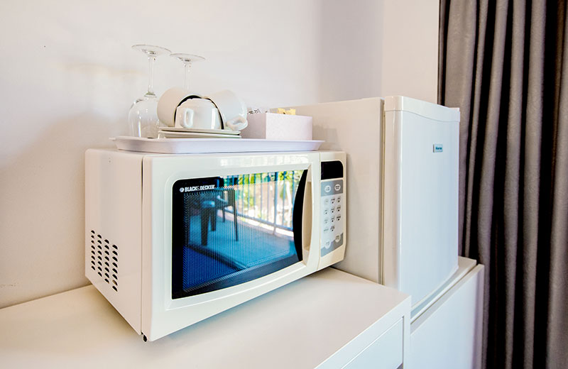 palm-beach-accommodation-microwave-fridge